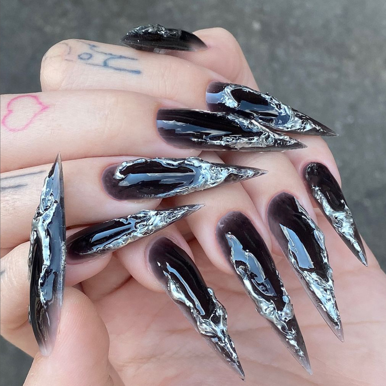 24 قطعة أظافر صناعية لاصقة بال - مراجعة Nail Art Y2K وسعره