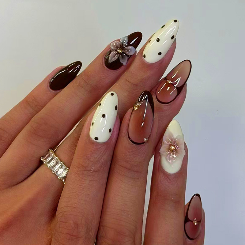 24 قطعة أظافر صناعية جاهزة لاص - مراجعة Nail Art Fake وسعره