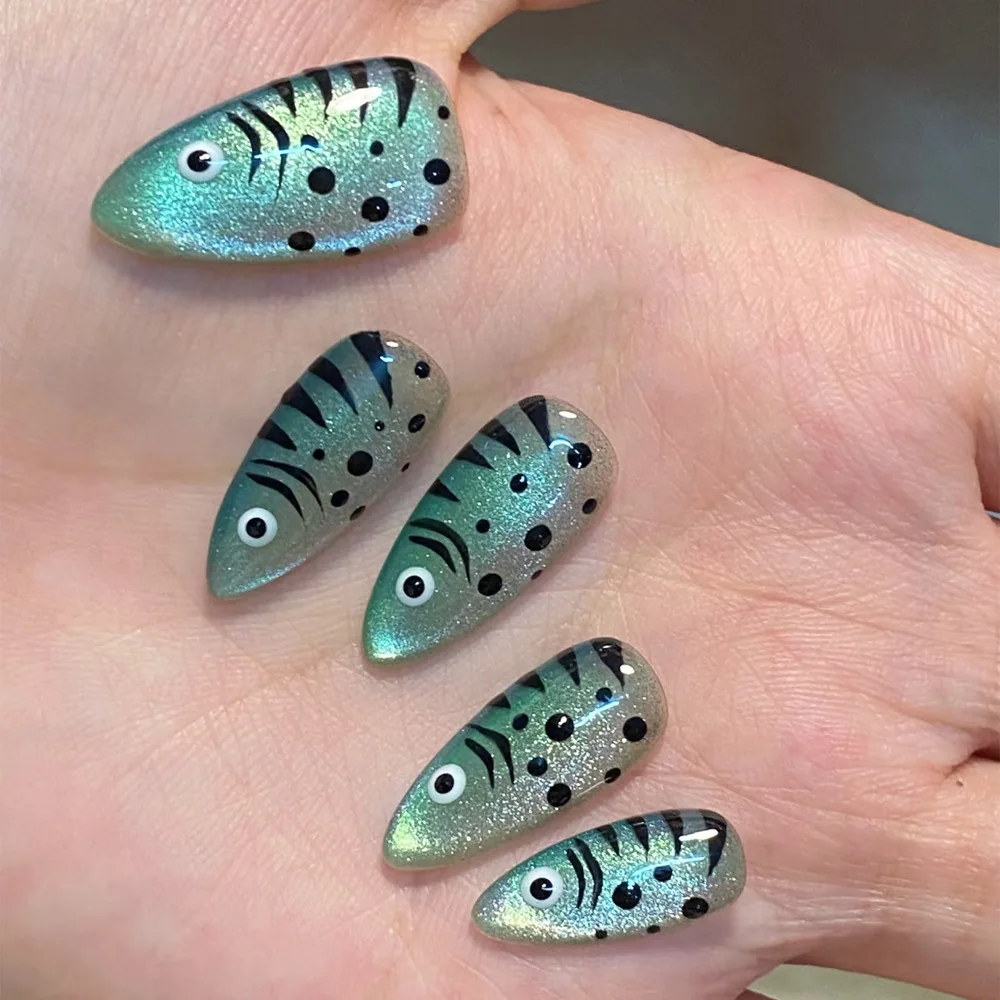 أظافر صناعية طويلة بتصميم فرنس - مراجعة Nail Art Y2K وسعره